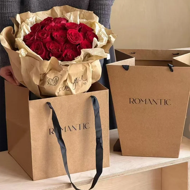 クラフト紙製の花束用キャリーバッグ。台形型で、ブーケの包装や - Florist Supply House のレビューと価格