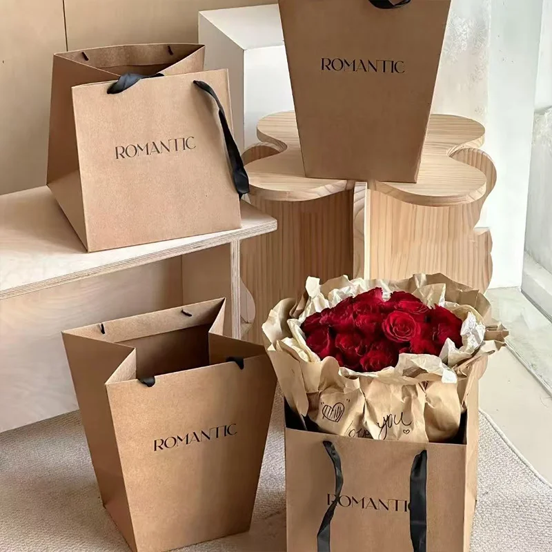 クラフト紙製の花束用キャリーバッグ。台形型で、ブーケの包装や - Florist Supply House のレビューと価格